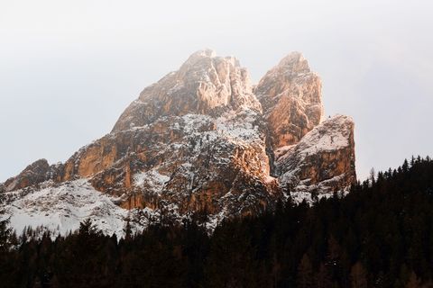 风景摄影中的棕色大雪山
