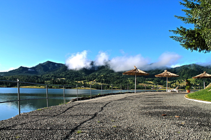 罗马尼亚，科里比尼亚，山脉，小巷，雨伞，树木，休息室，湖泊