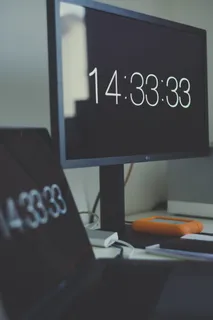 带 14:33:33 显示的 Lg 平板电脑显示器 带 14:33:33 显示的 Lg 平板电脑显示器