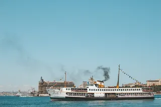 平静海面上的白色船只