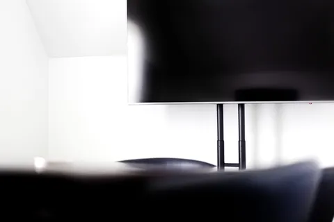 显示黑屏的银色平板电视