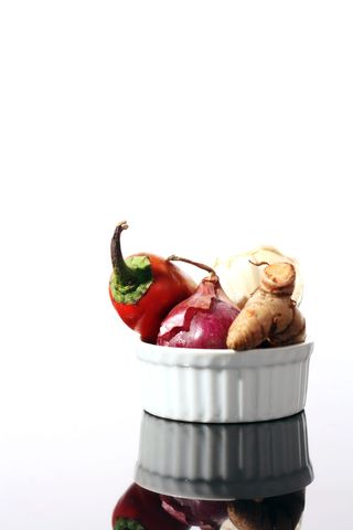 碗上红辣椒和洋葱