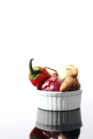 碗上红辣椒和洋葱