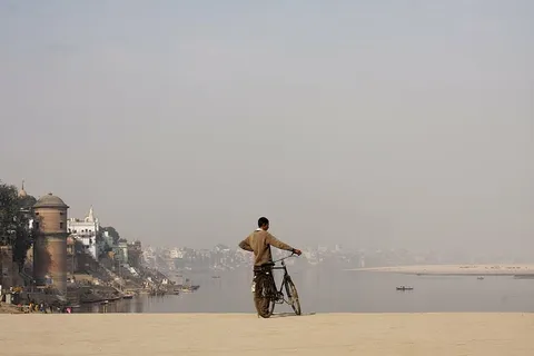 自行车,骑自行车的,自行车,建筑物,男,男,人,河 自行车,骑自行车的,自行车,建筑物,男,男,人,河