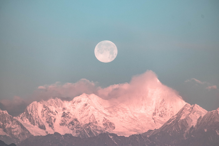 雪山上的圆月