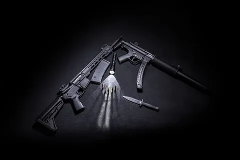 两支黑色突击步枪，旁边是战术刀、子弹和手电筒。