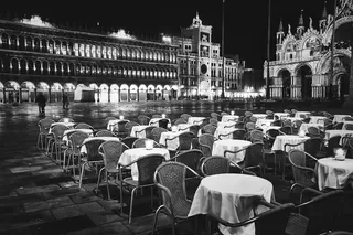 建筑物外布置的桌椅