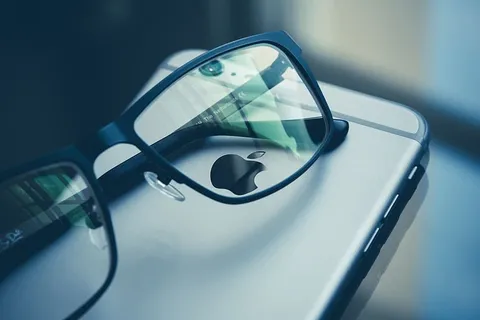 太空灰色Iphone 6上的眼镜 太空灰色Iphone 6上的眼镜