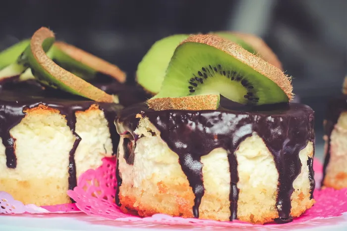 纸杯蛋糕、巧克力、糖浆、糖果、甜点、食物、猕猴桃、水果