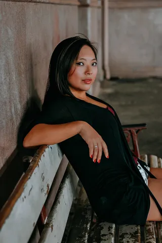 坐在长椅上穿着羊毛衫的女人