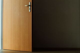 打开棕色的木门