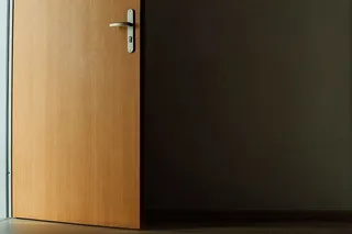 打开棕色的木门