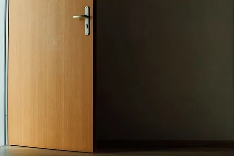 打开棕色的木门 打开棕色的木门