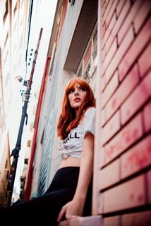 坐在窗边的女人