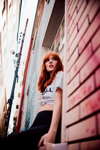 坐在窗边的女人