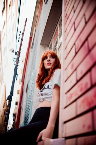 坐在窗边的女人