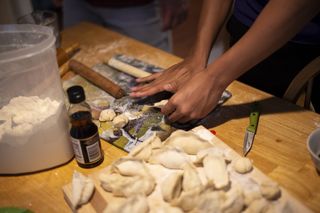 人，人，家具，椅子，食物，意大利面，馄饨，饮料