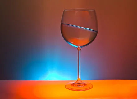 透明酒杯，酒杯，酒杯，五颜六色，浅色，歪斜，倾斜，桌子