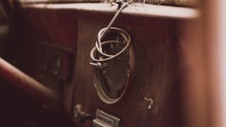 仪表，汽车速度计，钢缆，钢，棕色，棕色色调，旧车，汽车