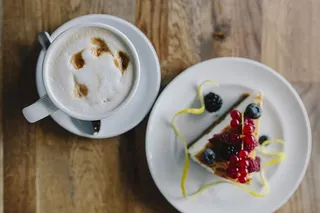 一杯咖啡和浆果芝士蛋糕