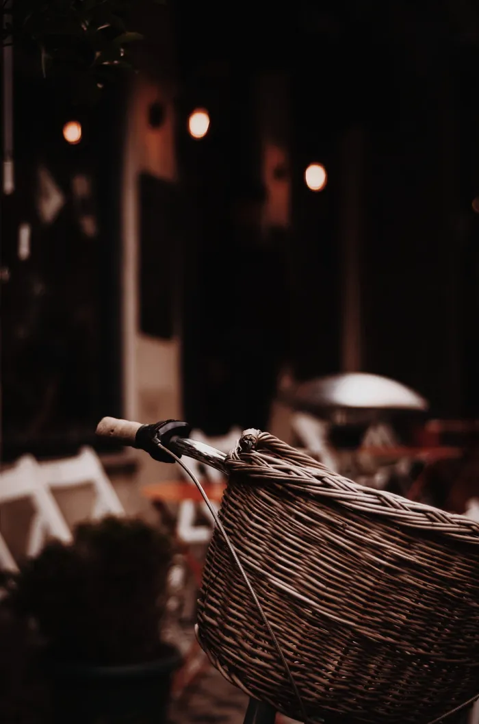 柳条篮选择性聚焦照片