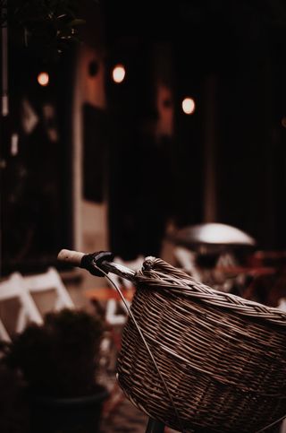 柳条篮选择性聚焦照片