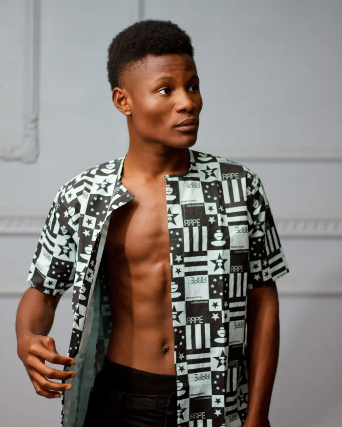 穿纽扣衬衫的男子