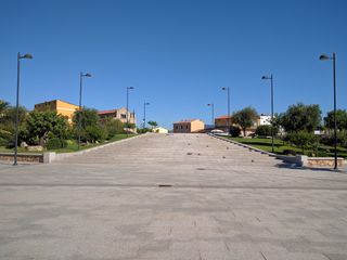 空间、楼梯、建筑、绿地、晴朗的天空、户外、无人、白天