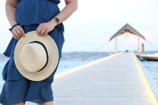 女人，手持，白色，太阳帽，站立，码头，白天，人们