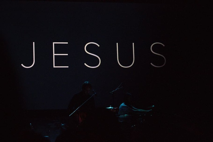 加拿大，萨斯卡通，室内，人物，黑色背景，摄影棚拍摄，文字，照明