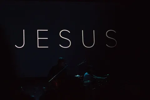 加拿大，萨斯卡通，室内，人物，黑色背景，摄影棚拍摄，文字，照明