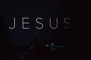 加拿大，萨斯卡通，室内，人物，黑色背景，摄影棚拍摄，文字，照明