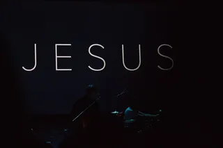 加拿大，萨斯卡通，室内，人物，黑色背景，摄影棚拍摄，文字，照明