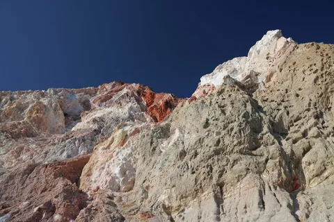 白天灰色岩层 白天灰色岩层
