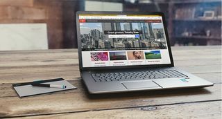 打开显示免费股票照片的笔记本电脑网站