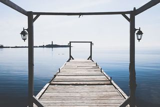 棕色木质船坞，白天靠近水体类型