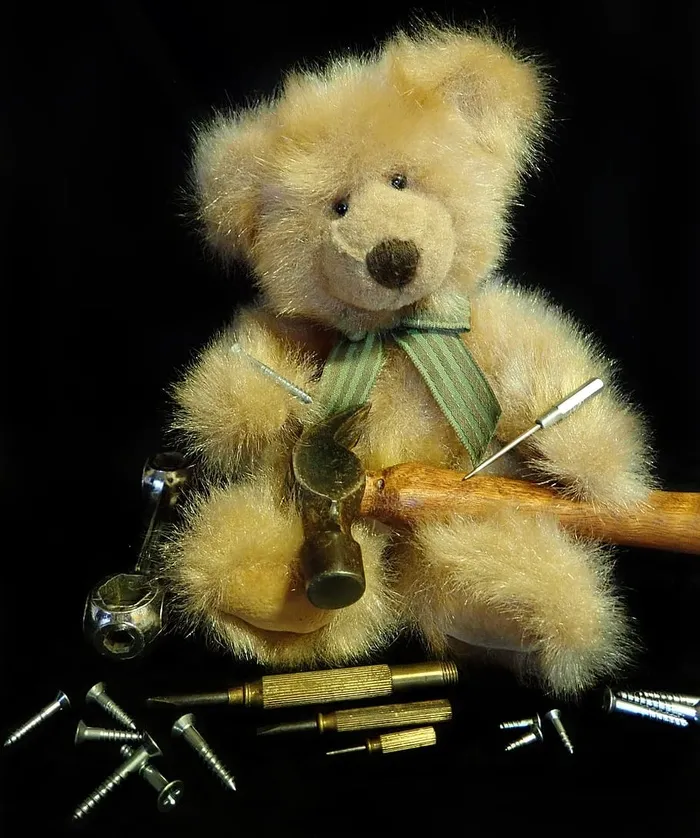 泰迪熊工作工具家居维修毛绒玩具泰迪熊黑色背景