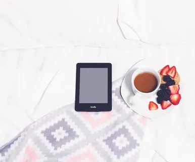 白色织物上的黑色Kindle电子书阅读器 白色织物上的黑色Kindle电子书阅读器