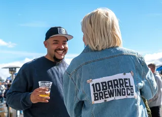 拿着塑料杯的男子