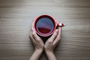 拿着热茶的女人
