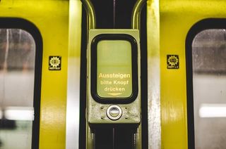 车窗之间的车载设备