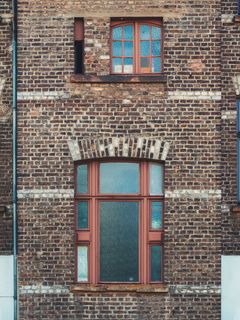 建筑棕色金属框玻璃窗