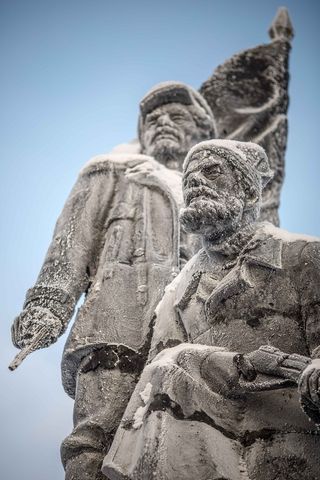 纪念碑、基座、天空、雕塑、革命者、建筑、历史、雕像