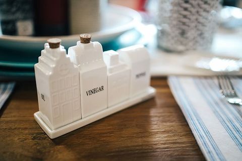 用红花装饰的桌子