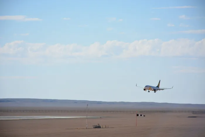 着陆，飞机，天空，飞行器，云天，飞行，陆地，运输方式