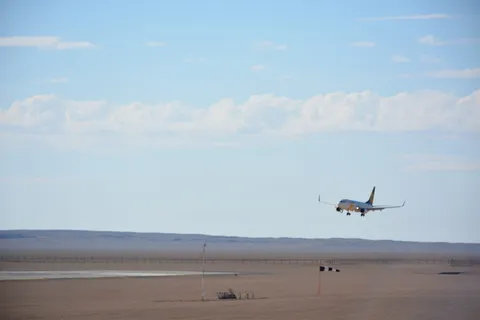 着陆，飞机，天空，飞行器，云天，飞行，陆地，运输方式