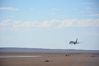 着陆，飞机，天空，飞行器，云天，飞行，陆地，运输方式