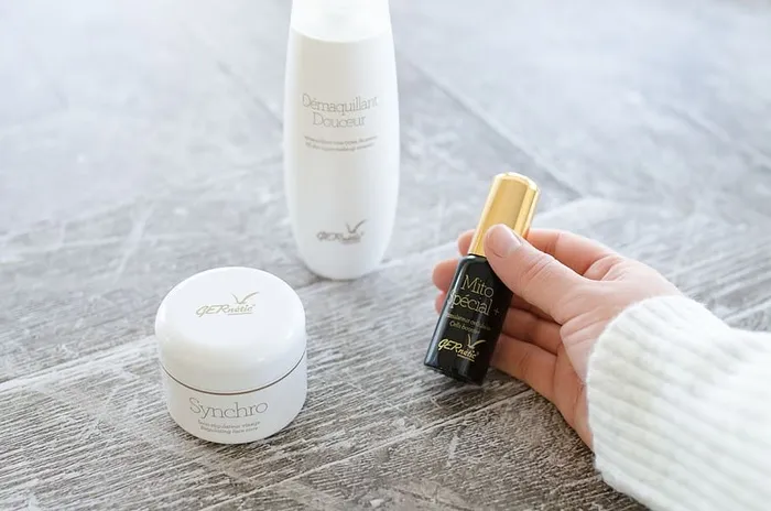 拿着水户玻璃瓶的人