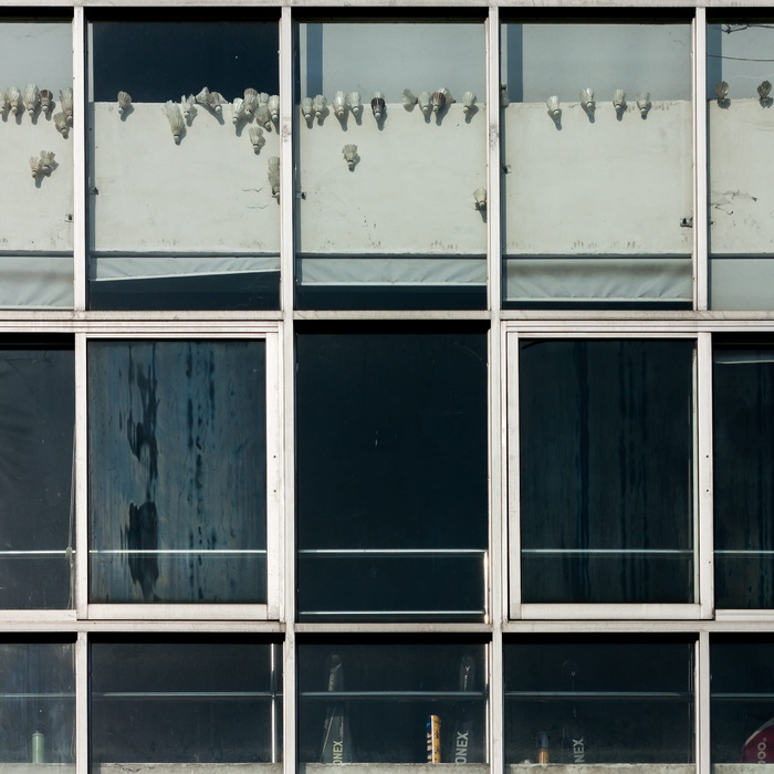 白色木框玻璃窗