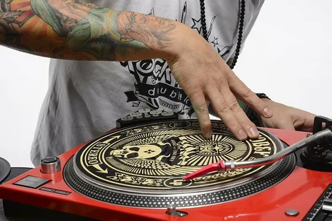 旋转转盘的人,dj,转盘,划痕,嘻哈,文化,手,纹身 旋转转盘的人,dj,转盘,划痕,嘻哈,文化,手,纹身